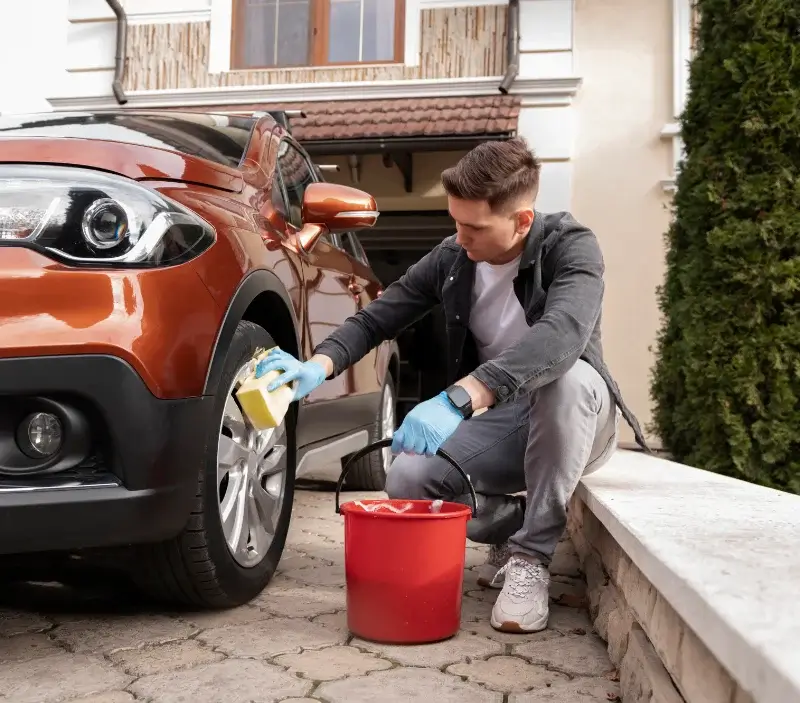 Lavage auto à domicile Roussy-le-Village : professionnel intervenant sur un véhicule